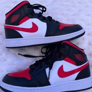Mid-rise Jordan 1 Red